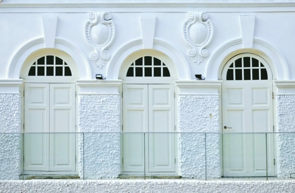 The keystone motif is very prominent in this modern building with 3 archways.
