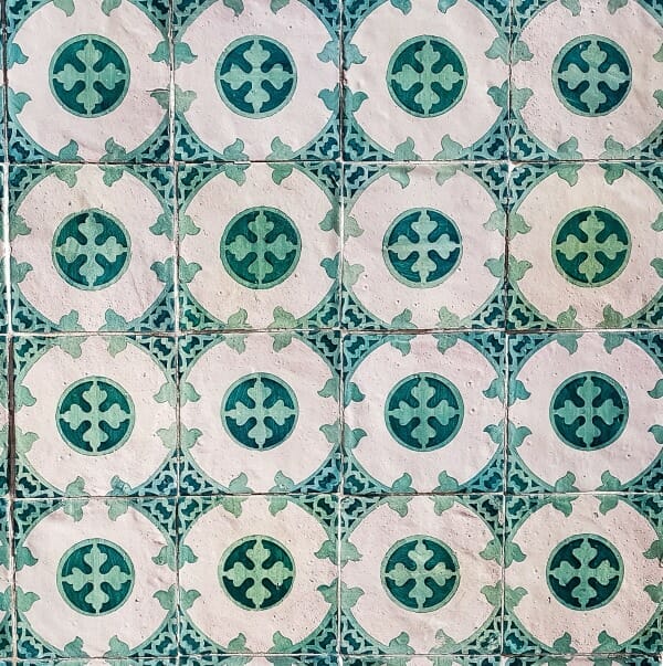 White and green tiles - example of mosaic circular architectural motif